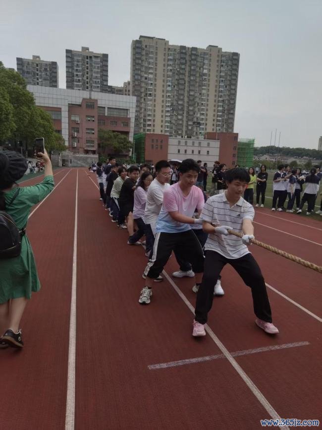 西席送别高三学生还没启齿就已抽搭 芳华摆渡东谈主泪别首届毕业生