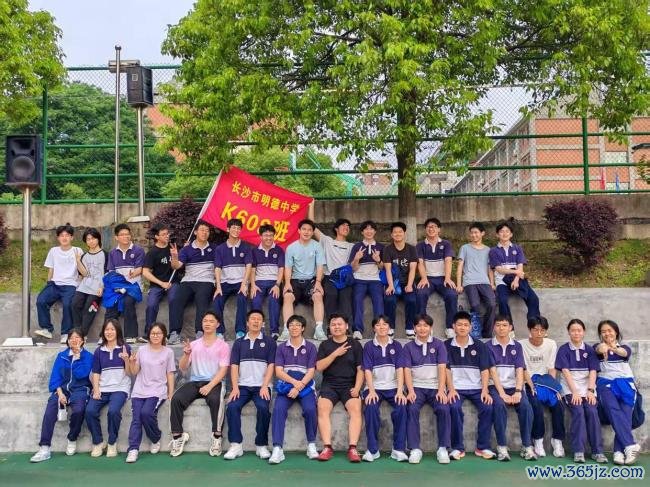 西席送别高三学生还没启齿就已抽搭 芳华摆渡东谈主泪别首届毕业生