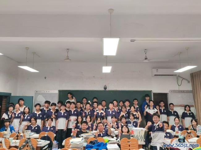 西席送别高三学生还没启齿就已抽搭 芳华摆渡东谈主泪别首届毕业生