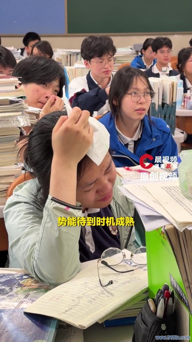 西席送别高三学生还没启齿就已抽搭