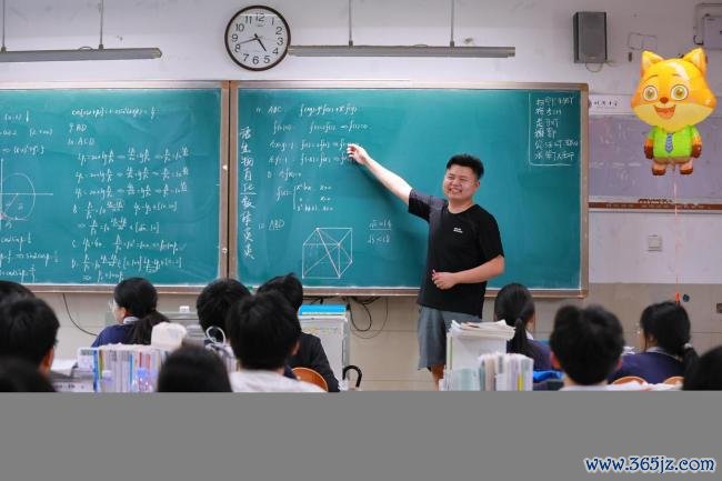 西席送别高三学生还没启齿就已抽搭 芳华摆渡东谈主泪别首届毕业生